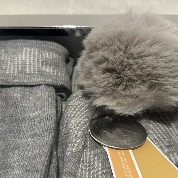 Michael Kors Gray & White Hat, Scarf and Gloves Set. - Picture 3 of 5